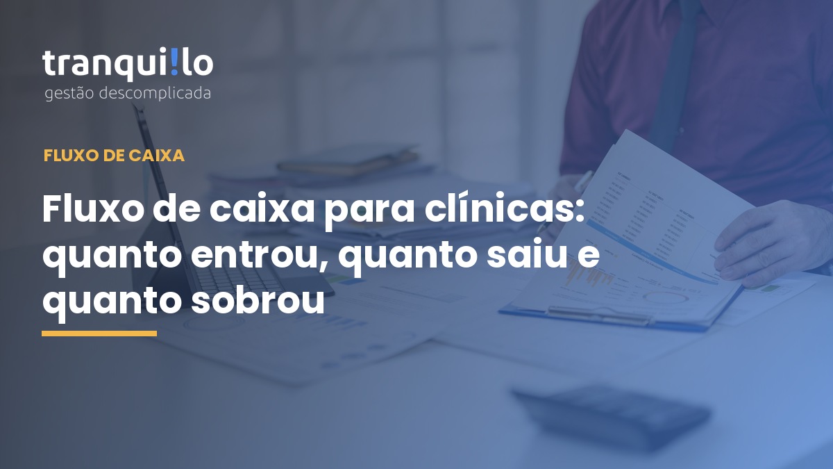Profissional analisando relatórios financeiros com gráficos e calculadora sobre a mesa